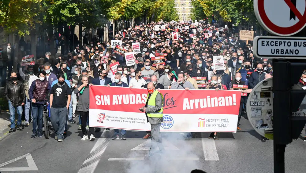 Cientos de trabajadores y empresarios del sector de la hostelería se han manifestado hoy por las calles de Granada para exigir un rescate que evite la ruina total del sector del turismo y la hostelería