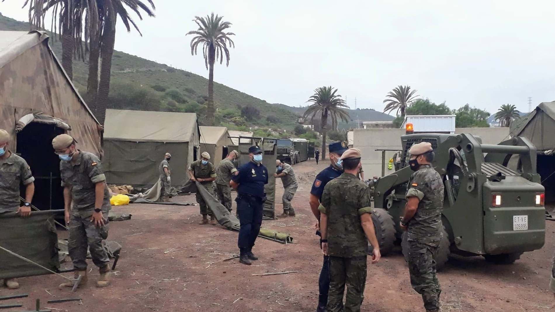 Militares del Ejército de Tierra durante la instalación del campamento