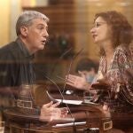 Montaje del diputado de EH Bildu en el Congreso, Oskar Matute, y la ministra portavoz y de Hacienda, María Jesús Montero