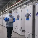 Congeladores en una instalación de Pfizer en Puurs, Bélgica