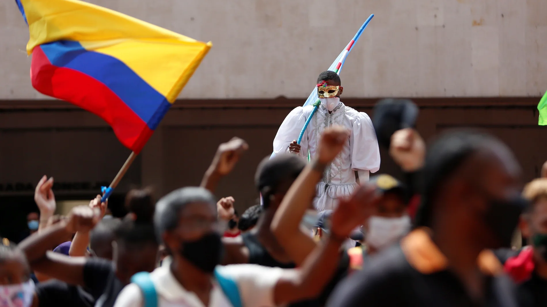 AME7655. CALI (COLOMBIA), 12/11/2020.- Bailarines de salsa realizan un plantón pidiendo que en Cali se celebre la tradicional feria de fin de año de manera virtual, hoy en Cali (Colombia). Aunque algunos sectores de la comunidad están en contra de una feria virtual, argumentando que los recursos que se destinan para tal efecto los pueden utilizar en otras áreas, los bailarines insisten en que esta feria puede ayudar a recuperar las perdidas a causa de la pandemia de la COVID-19. EFE/ Ernesto Guzmán Jr.
