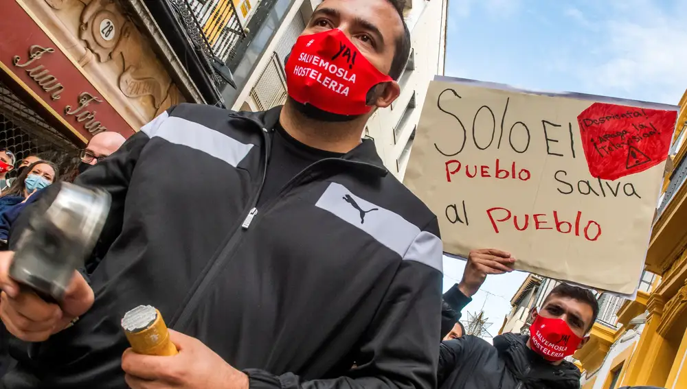 Trabajadores y empresarios del sector de la hostelería se han manifestado hoy por las calles de Sevilla para exigir un rescate que evite la ruina total del sector del turismo y la hostelería