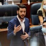 El diputado de Ciudadanos, César Zafra, en el pleno de la Asamblea de Madrid