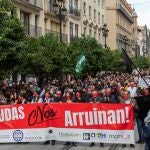 Cientos de trabajadores y empresarios del sector de la hostelería se han manifestado hoy por las calles de Sevilla para reclamar ayudas frente al coronavirus