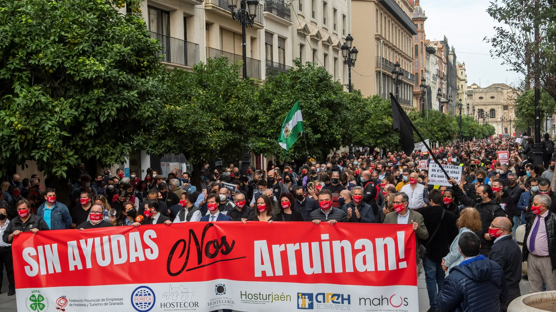 Cientos de trabajadores y empresarios del sector de la hostelería se han manifestado hoy por las calles de Sevilla para reclamar ayudas frente al coronavirus
