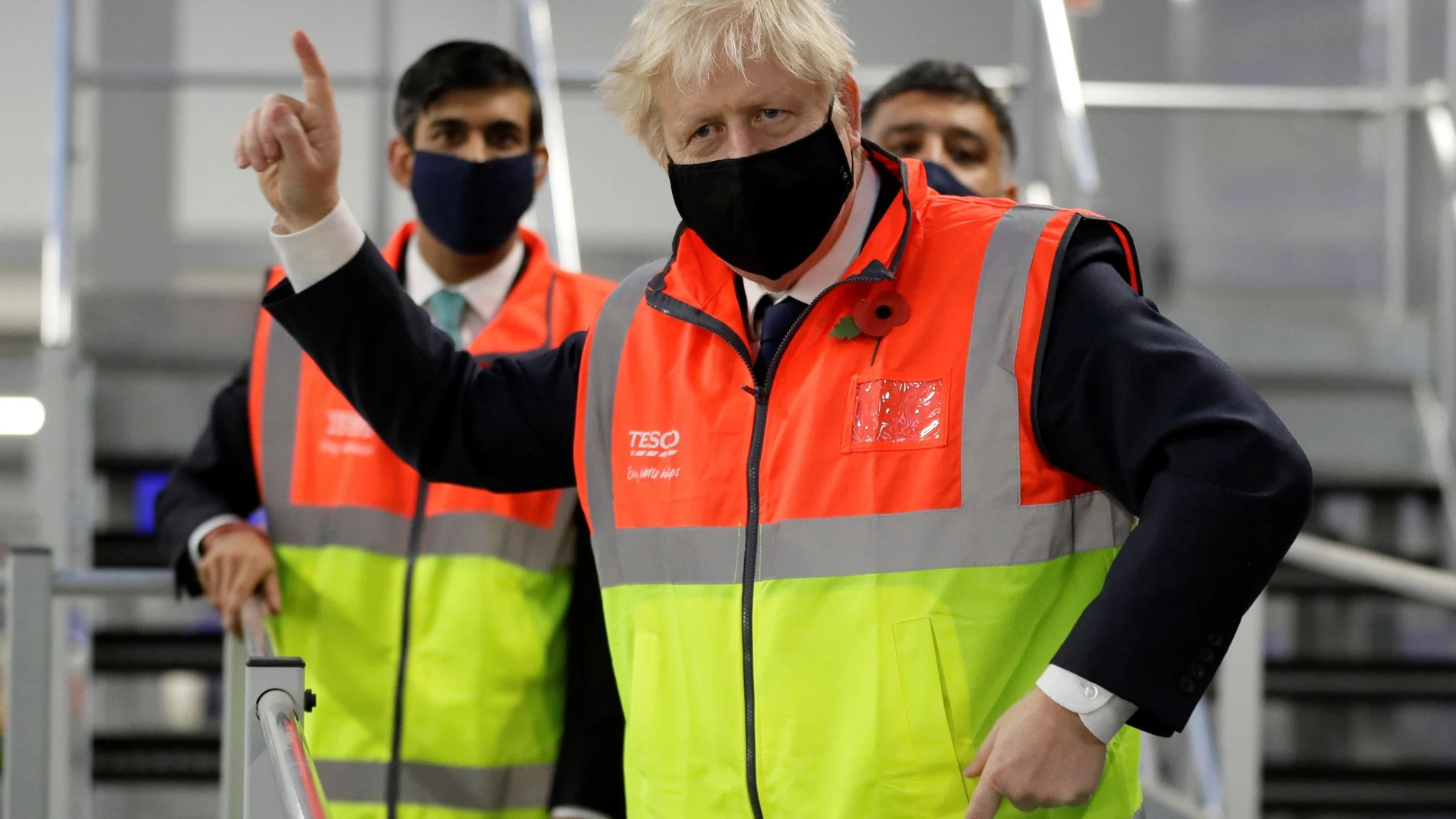 El "premier" Boris Johnson, acompañado del ministro de Finanzas, Rishi Sunak, visitan un centro de distribución de Tesco en el centro de Londres