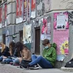 Adolescentes estudian en la calle tras el cierre de los colegios en Turín