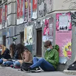 Adolescentes estudian en la calle tras el cierre de los colegios en Turín