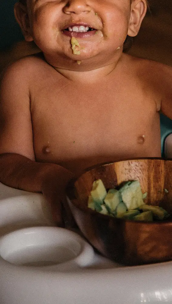 En la imagen, un bebé disfruta de su bol de aguacate.