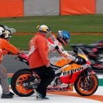 El piloto del equipo Repsol Honda Team, Alex Marquez, vuelve a pista durante la segunda sesión de entrenamientos libres del Gran Premio Motul de la Comunitat Valenciana que se disputa este fin de semana en el Circuit Ricardo Tormo. EFE/Kai Försterling