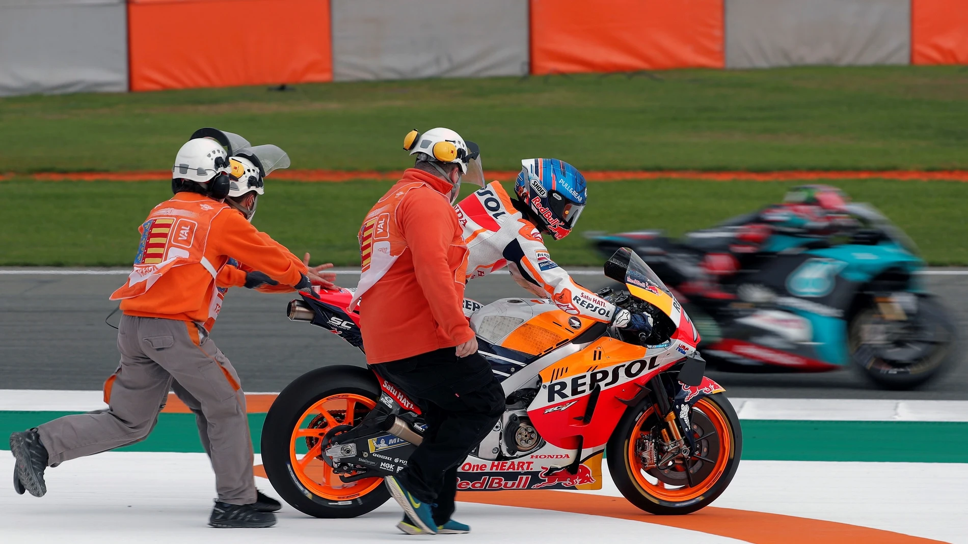 El piloto del equipo Repsol Honda Team, Alex Marquez, vuelve a pista durante la segunda sesión de entrenamientos libres del Gran Premio Motul de la Comunitat Valenciana que se disputa este fin de semana en el Circuit Ricardo Tormo. EFE/Kai Försterling
