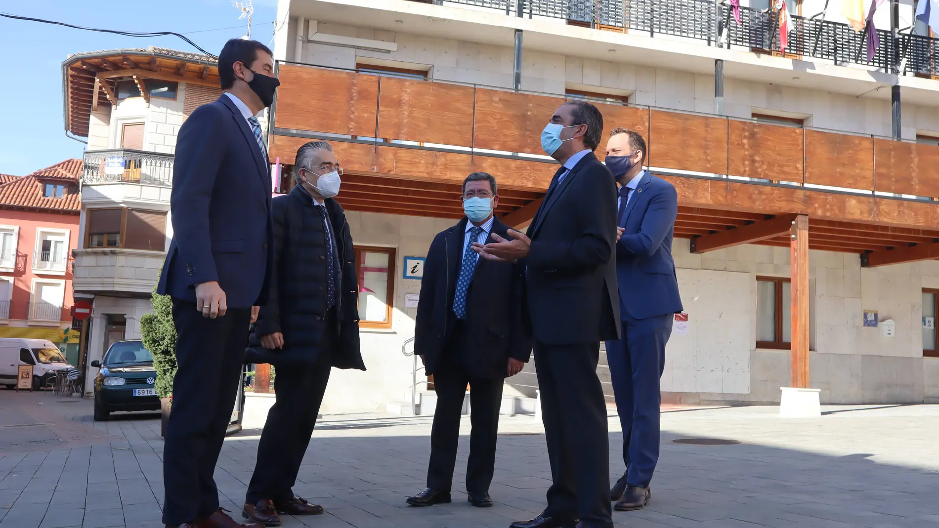 El consejero de la Presidencia, Ángel Ibáñez, durante su visita a la localidad burgalesa de Roa