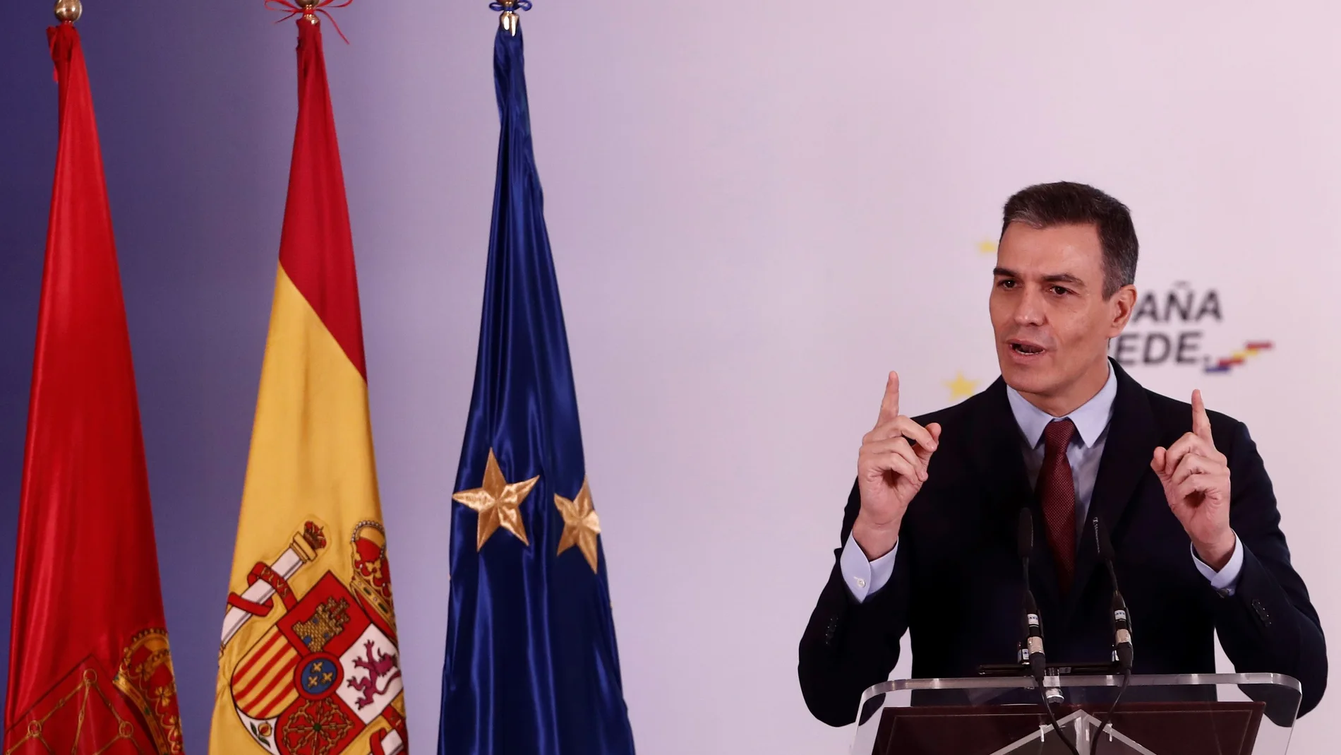 El presidente del Gobierno, Pedro Sánchez, durante su intervención tras la reunión mantenida este viernes con la presidenta de Navarra, Maria Chívite en el palacio de Congresos Baluarte