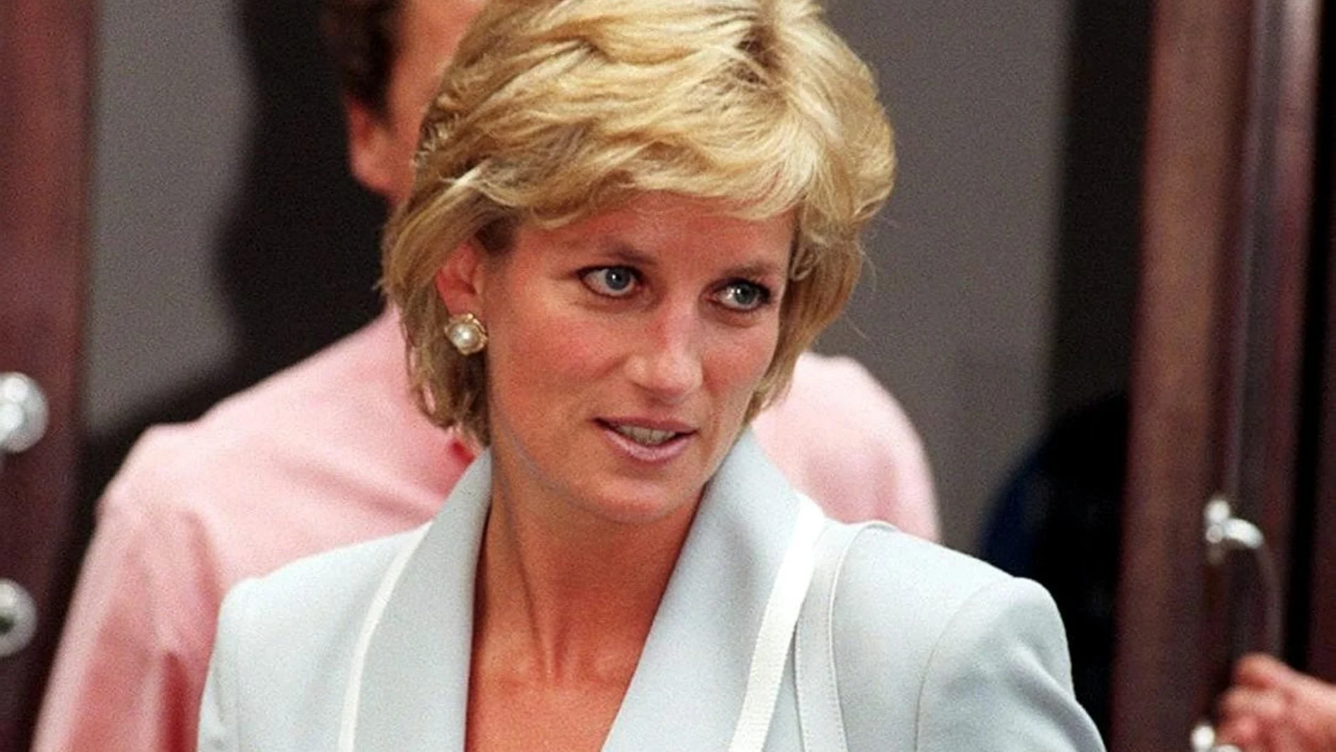 epa000367150 (FILE) A file photo dated 28 August 1996 of Diana, Princess of Wales, wearing her diamond and sapphire engagement ring and wedding ring, as she leaves the studios of the English National Ballet. The Prince of Wales and Camilla Parker Bowles are to finally marry, ending years of speculation over their relationship. At last, Charles's long-time companion is to become a member of the royal family, known as Her Royal Highness, but not Queen Camilla. Following the historic nuptials in a civil ceremony at Windsor Castle, she will become the Duchess of Cornwall. EFE/epa/PA UK AND IRELAND OUT