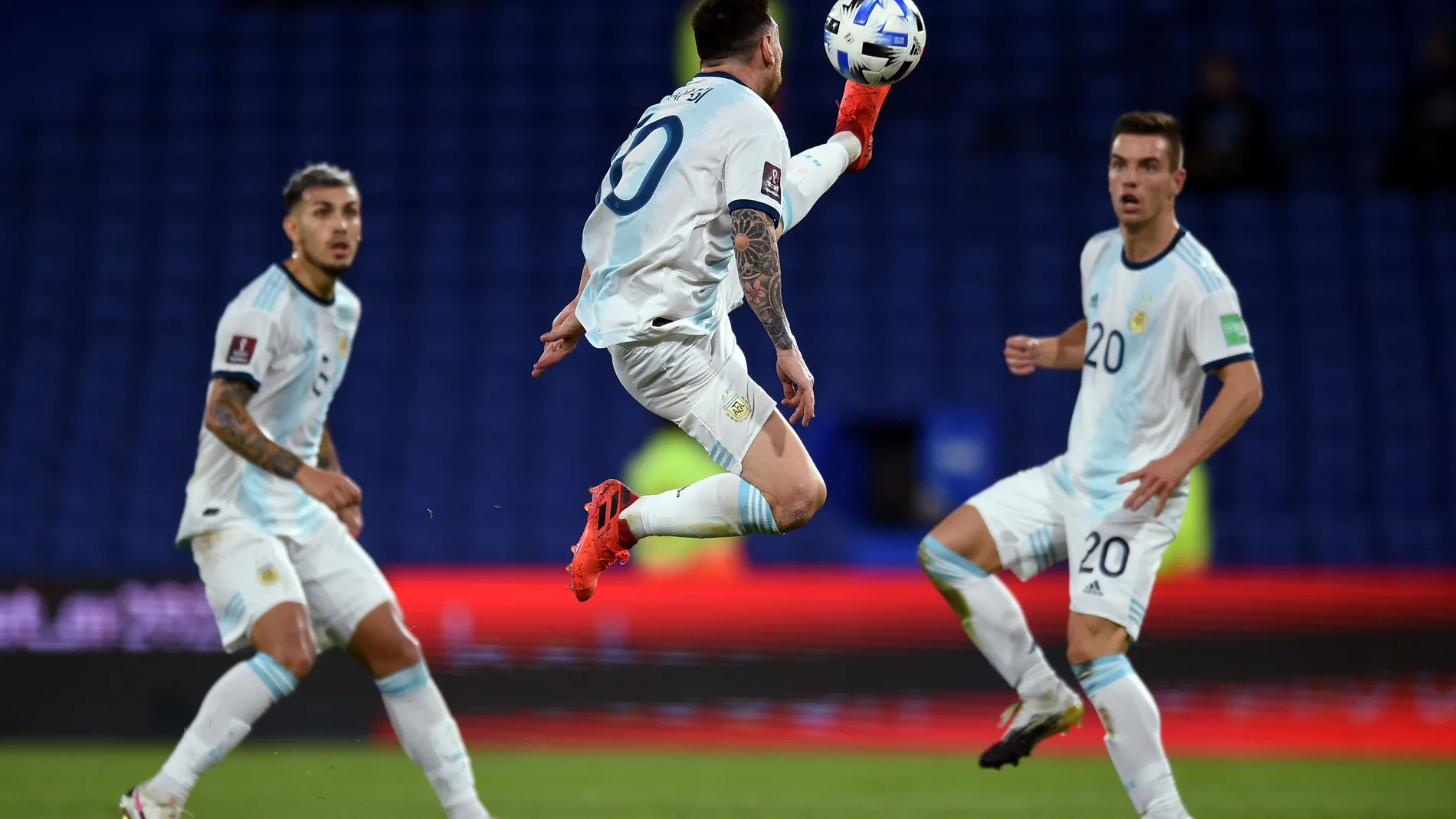 Leo Messi controla un balón contra Paraguay en el partido de clasificación para el Mundial de Catar 2022.