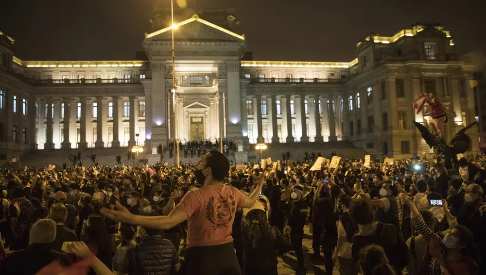 Manifestantes en contra de la destitución de Martín Vizcarra