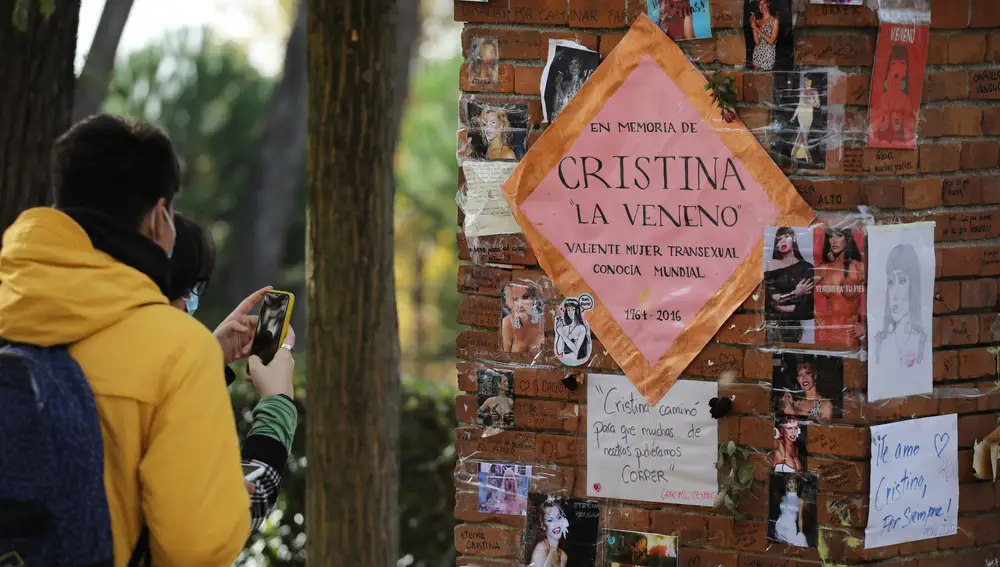 Curiosos y Admiradores frente a la placa dedicada a Cristina La Veneno, situada en el Paseo de Camoens.@Cipriano Pastrano