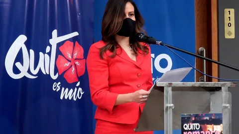AME7809. QUITO (ECUADOR), 12/11/2020.- La gerenta de Quito Turismo, Carla Cárdenas, participa en el lanzamiento del nuevo producto turístico "Quito Romance" hoy, en Quito (Ecuador). La capital ecuatoriana lanzó este jueves su nuevo producto "Quito Romance" con el que busca proyectarse al mundo como un destino romántico y alentar con ello el turismo en estos tiempos difíciles de la covid-19. EFE/ Alejandra Pérez
