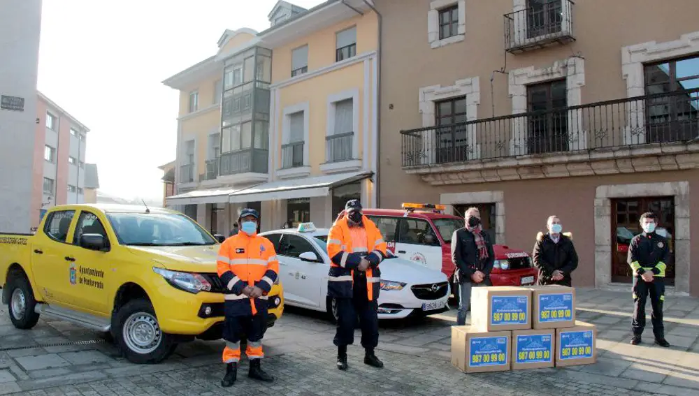 El Ayuntamiento de Ponferrada y la asociación Radiotaxi reparten más de 26.000 mascarillas en colegios e institutos de la ciudad