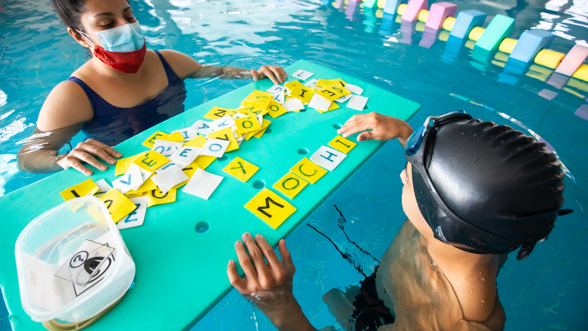 Terapia de desarrollo y aprendizaje en piscina llamado "Poseidon", de la Fundación San José en el colegio para personas con necesidades especiales