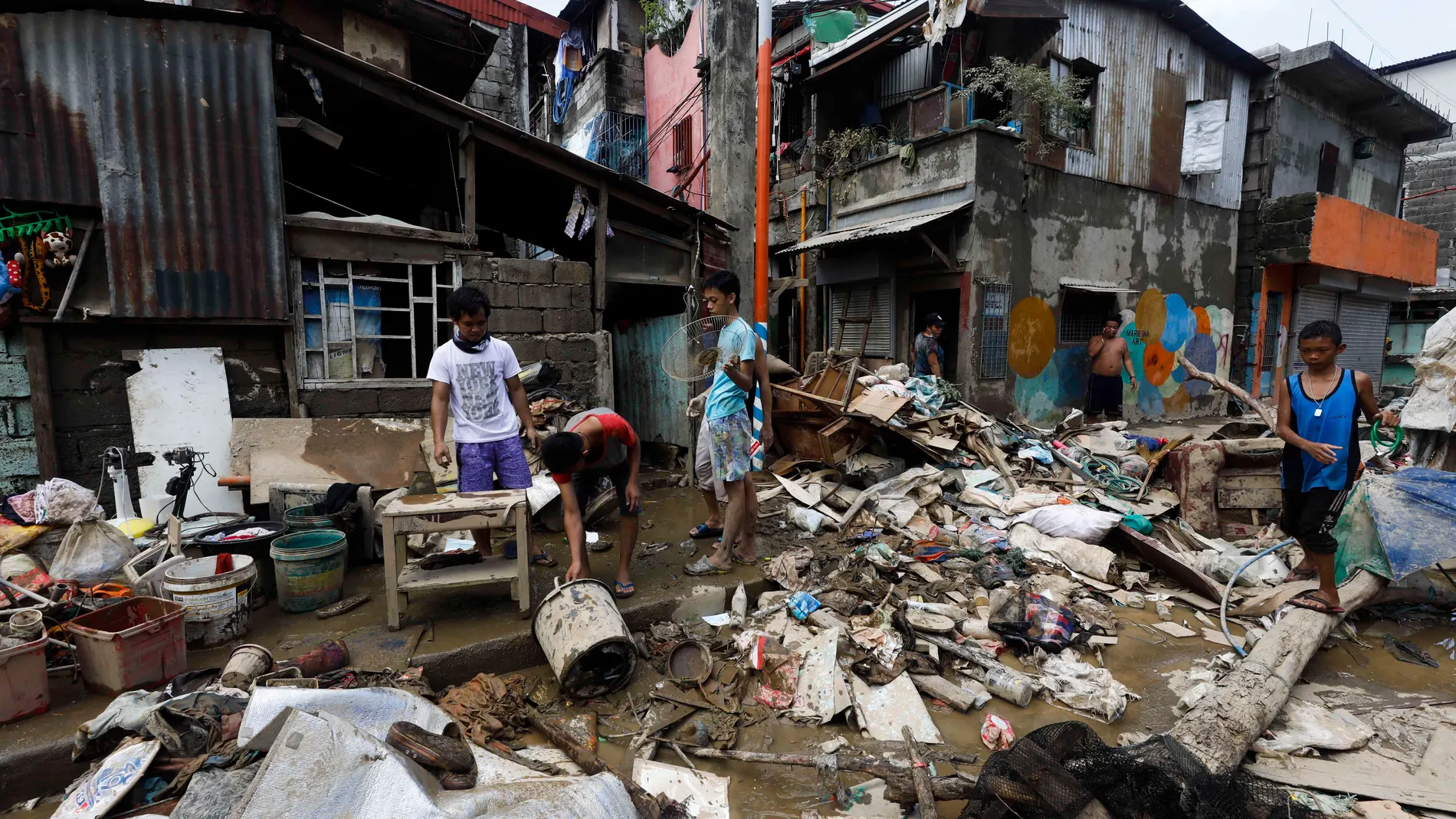 Daños en Manila provocados por un tifón