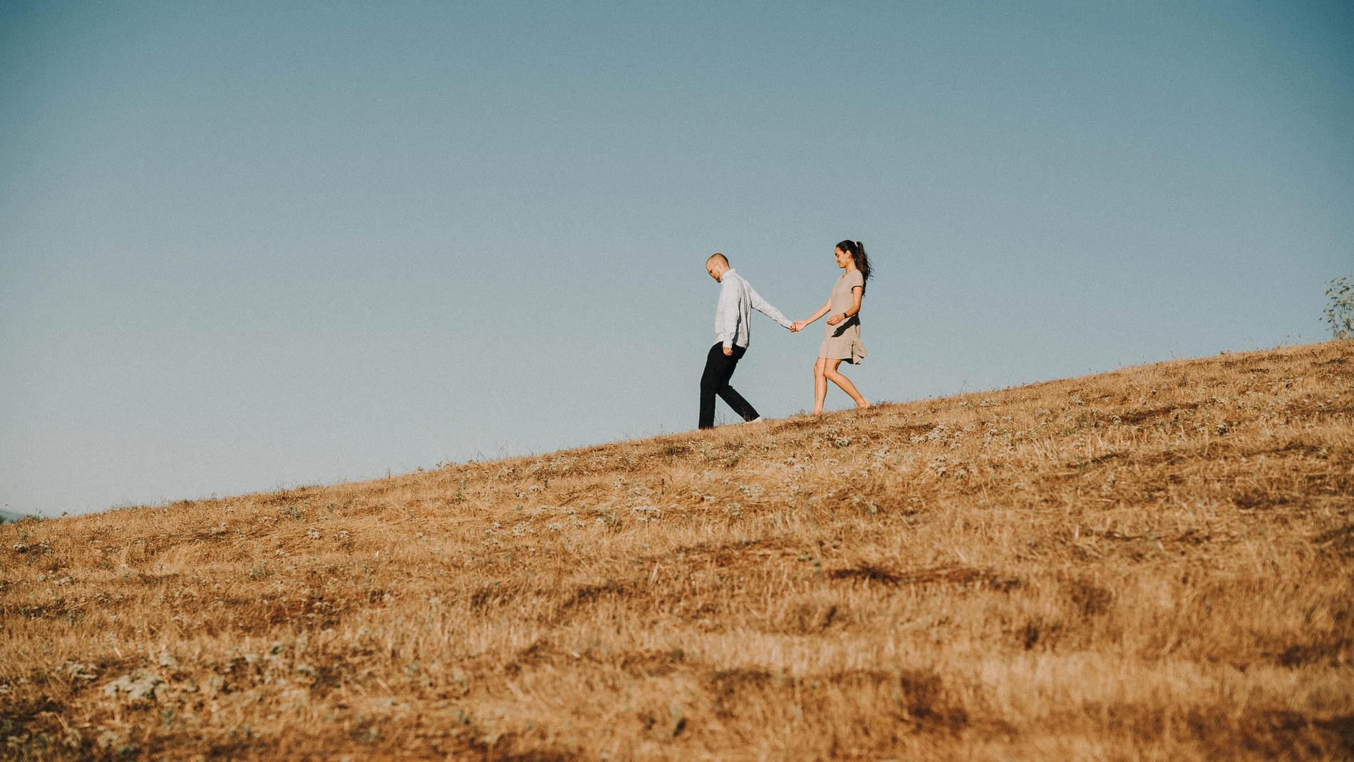 En la imagen, una pareja dando un paseo.