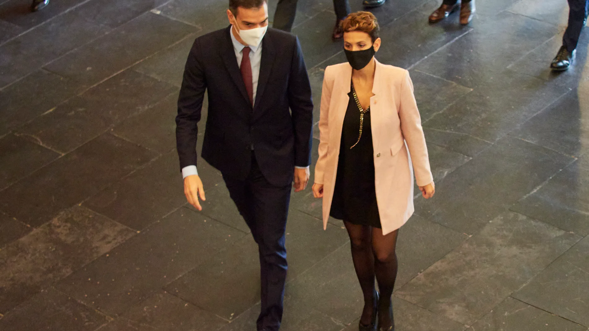La presidenta de Navarra, María Chivite, y el presidente del Gobierno, Pedro Sánchez, acceden a la sede del Gobierno foral, en Pamplona, Navarra