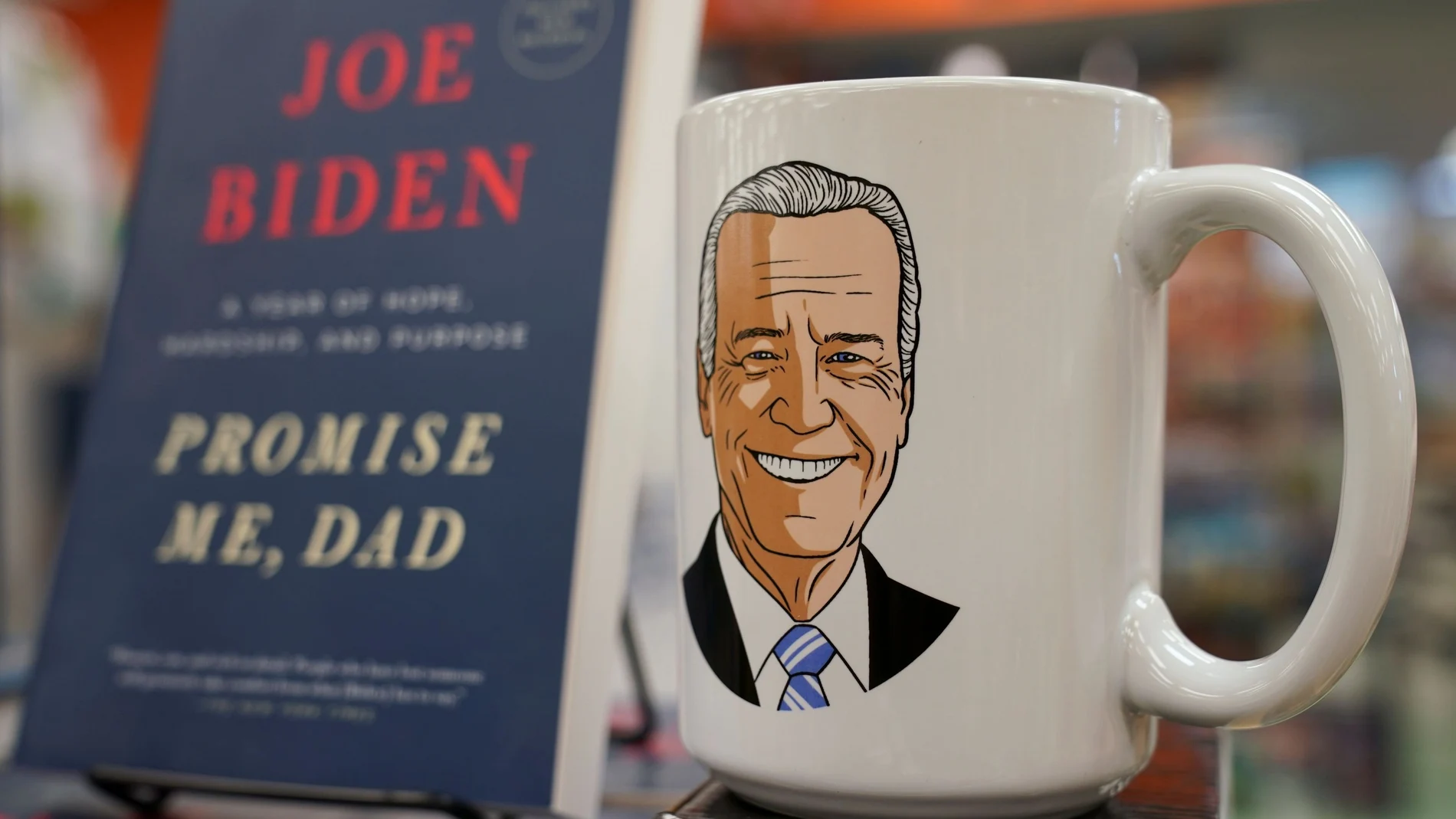 El libro de Biden junto a una taza con un dibujo del nuevo presidente de los EE UU