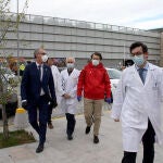 El presidente de Castilla y León, Alfonso Fernández Mañueco, visita un centro hospitalario para dar las gracias al personal sanitario por su labor durante la pandemia