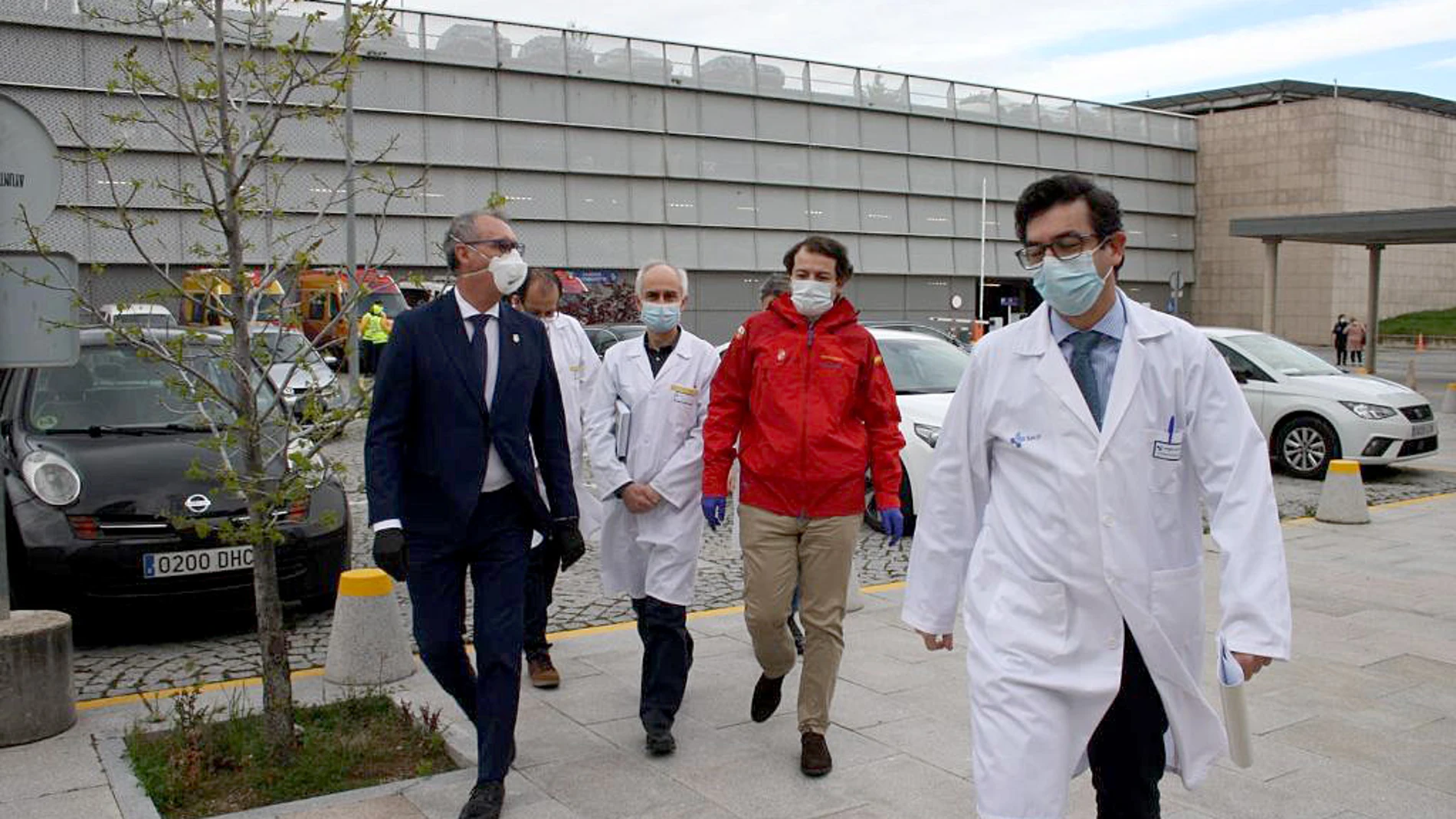 El presidente de Castilla y León, Alfonso Fernández Mañueco, visita un centro hospitalario para dar las gracias al personal sanitario por su labor durante la pandemia