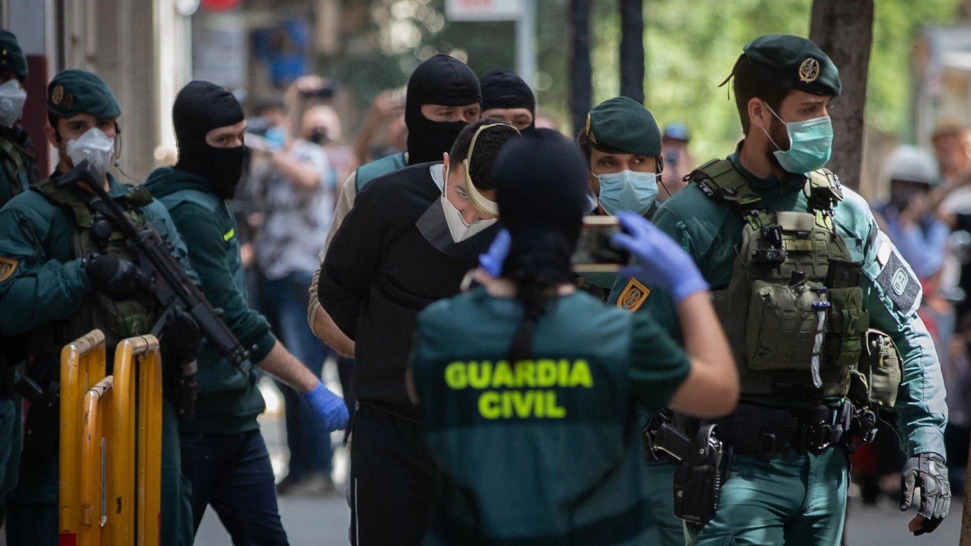 Agentes de la Guardia Civil totalmente protegidos detienen a un presunto yihadista en Barcelona.