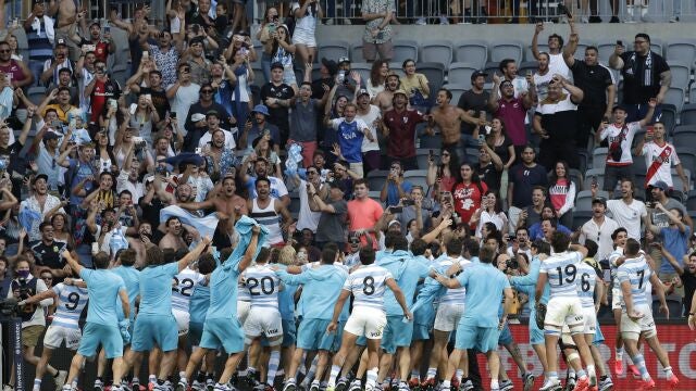 Argentina celebra con sus aficionados la victoria ante Nueva Zelanda