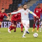 Sergio Ramos falla de penalti ayer en Basel.