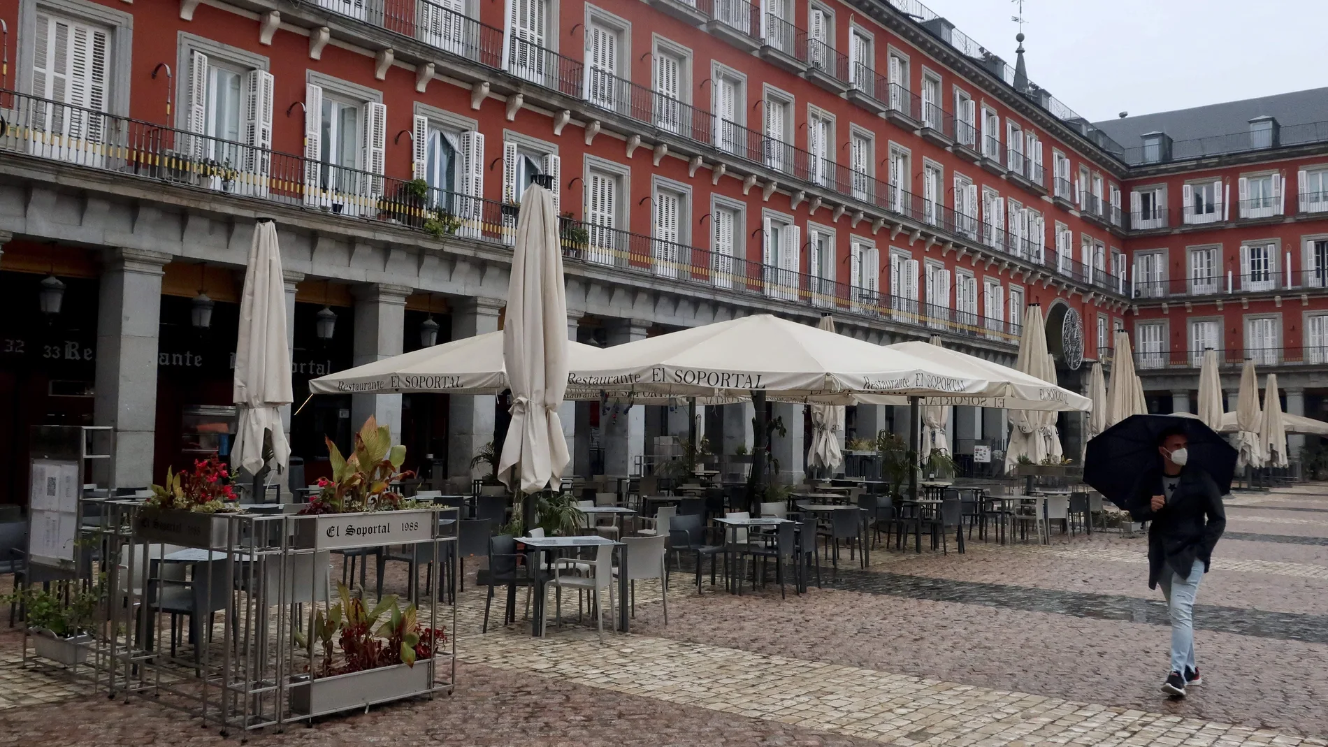 Terrazas de los bares y restaurantes de la Plaza Mayor sin público este sábado, día en el que se ha comenzado a instalar el tradicional mercadillo navideño. La capital se prepara para unas fiestas navideñas marcadas por el coronavirus con la incertidumbre de las actividades que podrán llevarse a cabo.