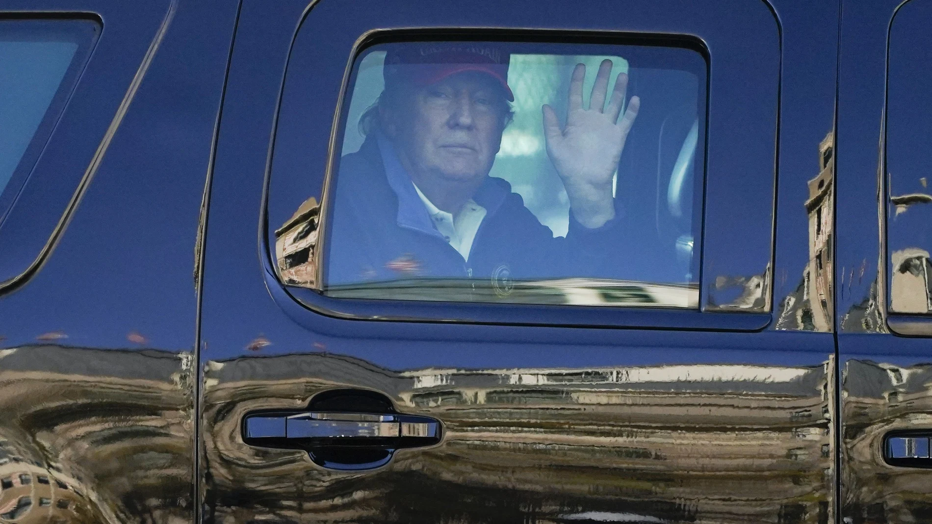 El presidente Donald Trump saluda a sus seguidores durante la marcha a su favor en Washington.