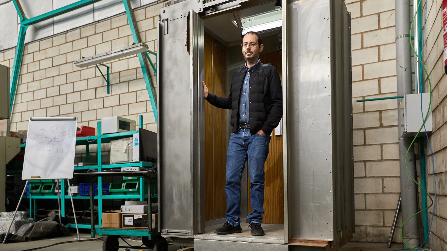 Jose Roig, inventor de Dénia (Alicante), posa con el ascensor patentado que elimina del aire y las superficies del ascensor todo rastro de la covid-19 mediante el uso de rayos ultravioletas una vez que el habitáculo está detenido y sin ocupantes. EFE/ Natxo Frances