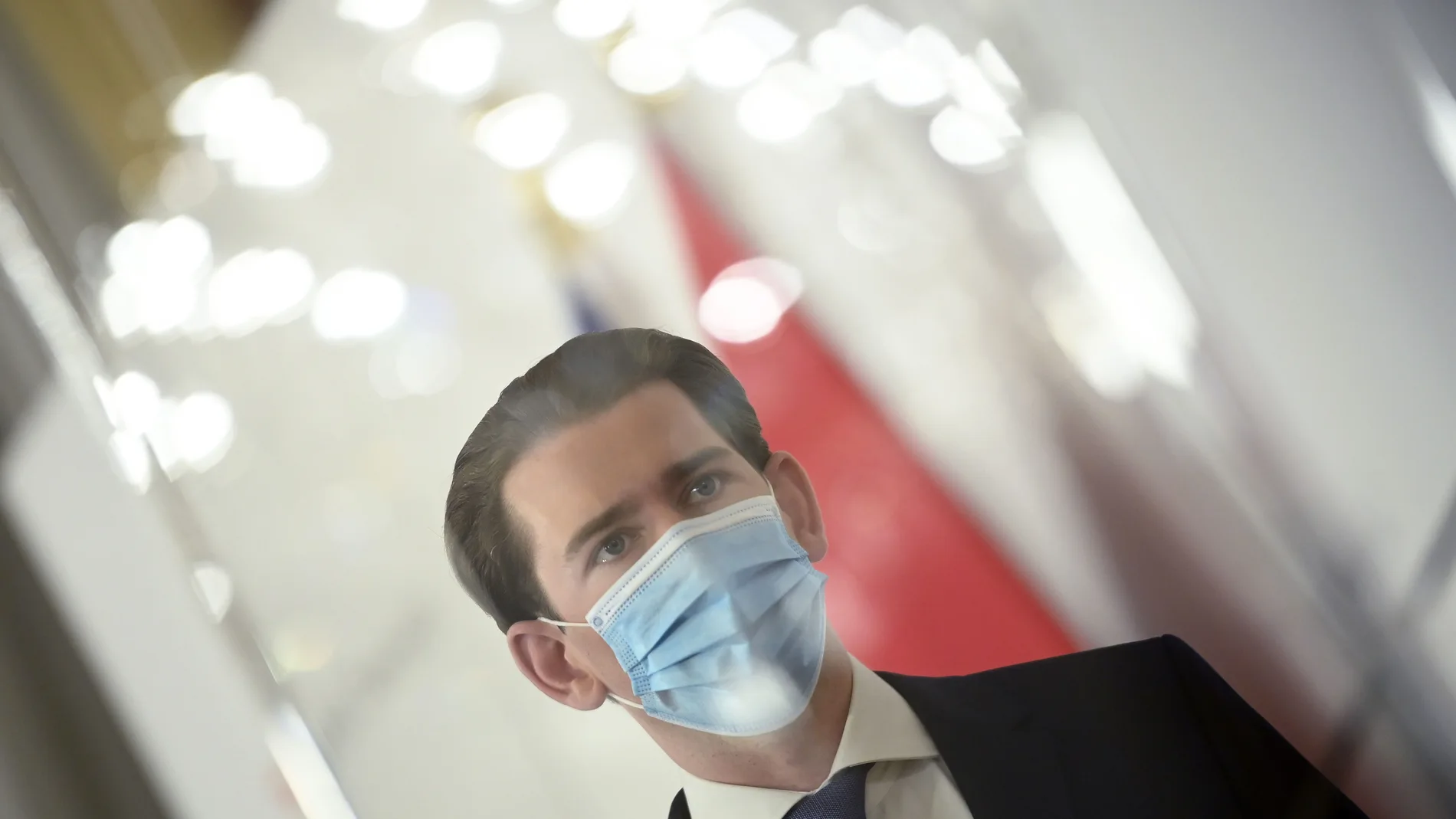 Vienna (Austria), 14/11/2020.- Austrian Chancellor Sebastian Kurz wears a mask during a press conference at the Austrian Chancellery in Vienna, Austria, 14 November 2020. The Austrian government announces to tighten and extend the current lockdown to slow down the ongoing pandemic of the COVID-19 disease caused by the SARS-CoV-2 coronavirus. Stricter measures include restrictions concerning the movement of individuals and the closing of all non essential businesses and educational institutions. (Viena) EFE/EPA/CHRISTIAN BRUNA