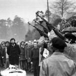 El ex presidente del Sinn Fein, Gerry Adams, de pie ante el féretro de Bobby Sands que murió tras protagonizar una huelga de hambre el 5 de mayo de 1981
