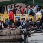 Inmigrantes se agolpan este sábado en el puerto de Arguineguín, después de que Salvamento Marítimo rescatara entre la pasada medianoche y la madrugada de este sábado