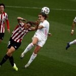 Teresa Abelleira (2d), del Real Madrid y Naroa Uriarte (2i), del Athletic Club, durante el partido de la octava jornada de la Liga de Fútbol Femenino