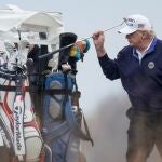 El presidente norteamericano Donald Trump juega al golf en el Trump National Golf Club de Sterling, Virginia