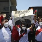 Peruanos protestan en Lima, Peru para pedir la dimisión del presidente.
