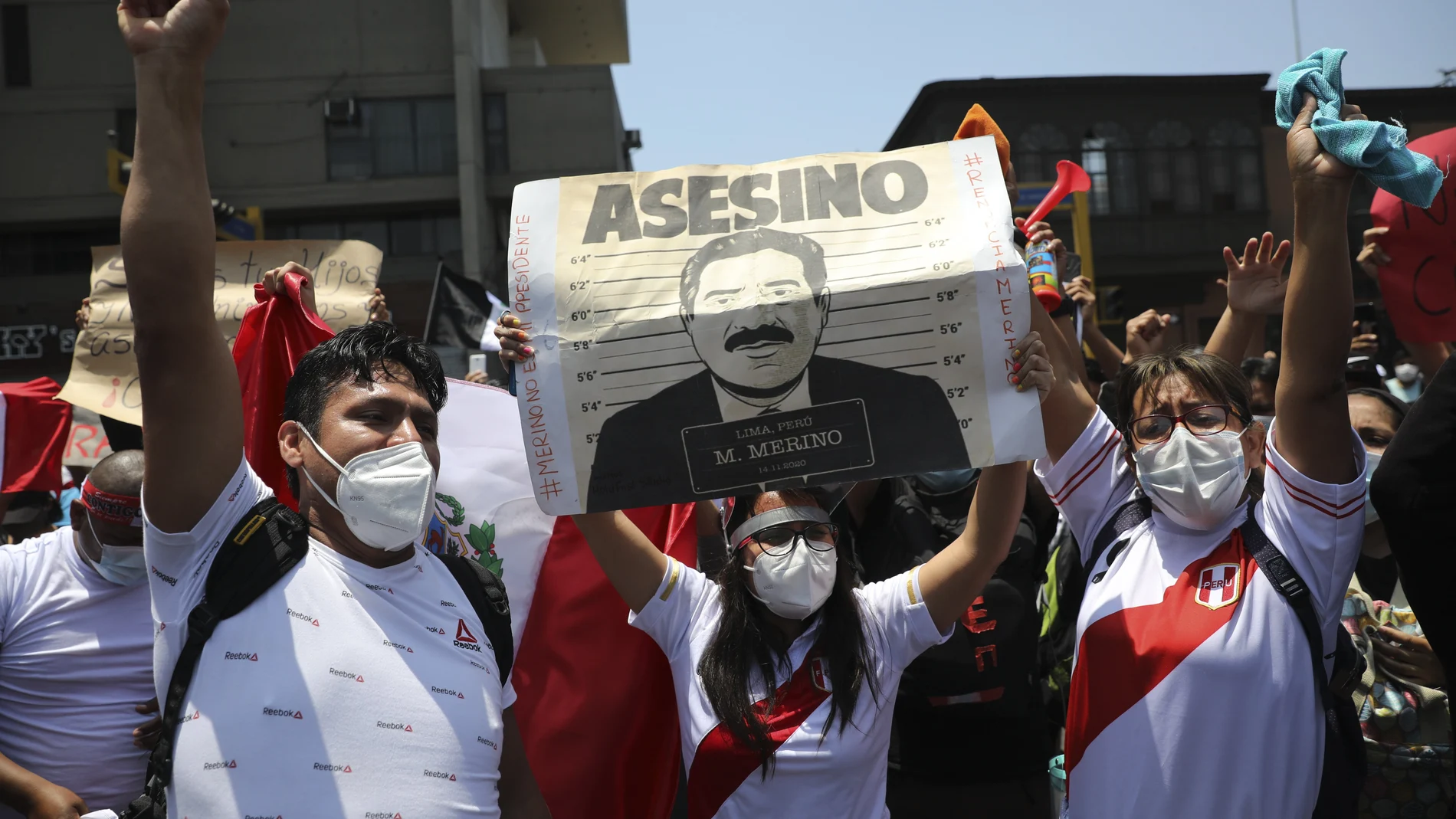 Peruanos protestan en Lima, Peru para pedir la dimisión del presidente.