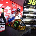 Joan Mir posa con la pizarra y el casco de campeón del mundo de MotoGP