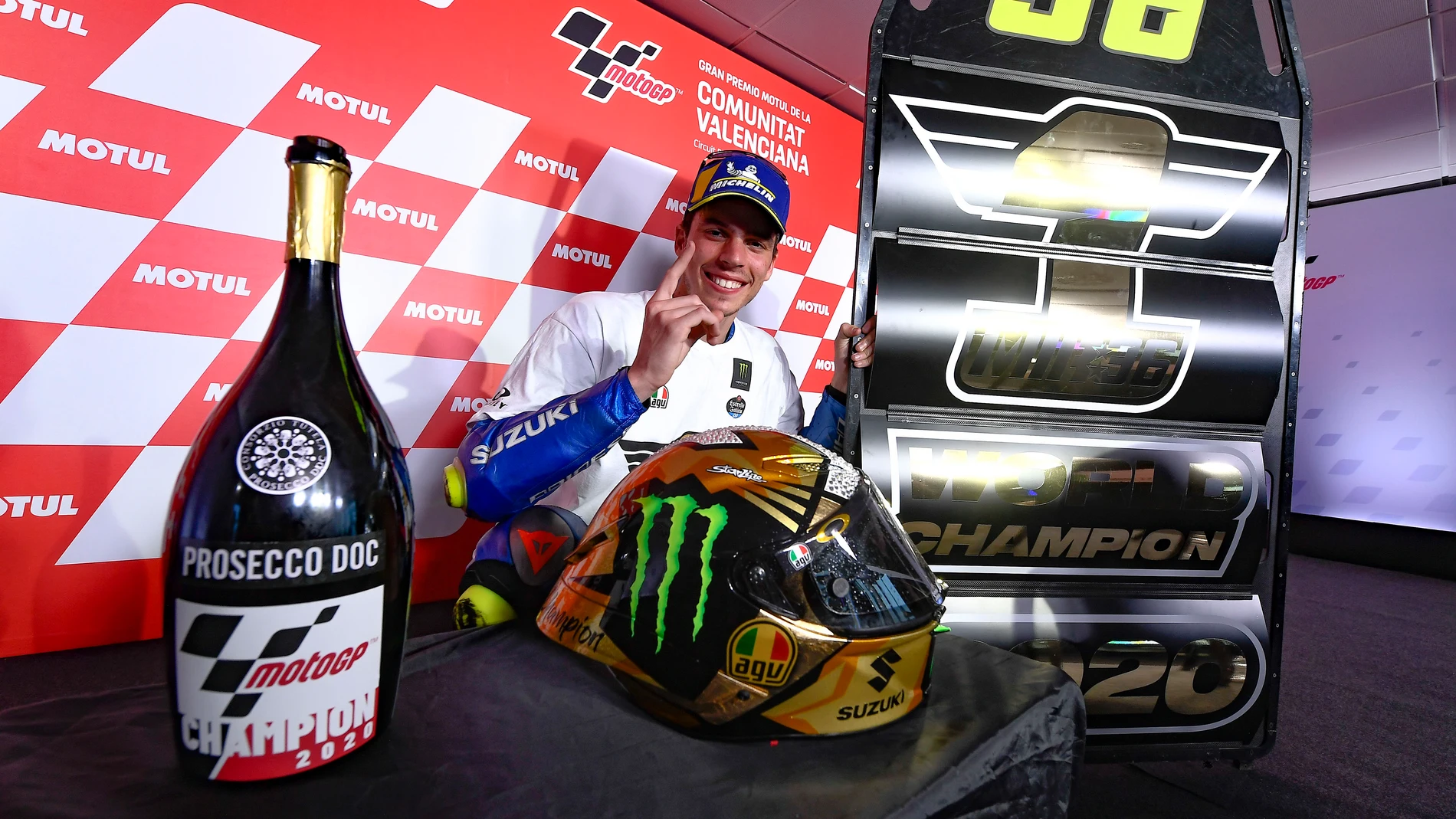 Joan Mir posa con la pizarra y el casco de campeón del mundo de MotoGP