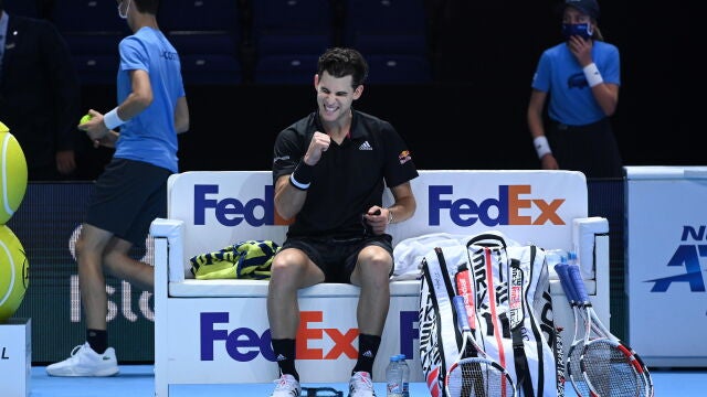 Thiem celebra su triunfo ante Tsitsipas, todavía en la pista. Después, se fue al vestuario y siguió trabajando