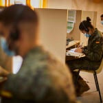Profesionales del Ejercito de Tierra realizan tareas de rastreo en un cuartel en el barrio de Fuencarral