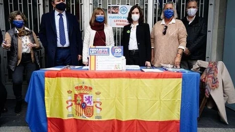 La presidenta regional, Isabel Díaz Ayuso, y el consejero de Educación y Juventud, Enrique Ossorio, en la recogida de firmas del PP contra la Ley Celaá