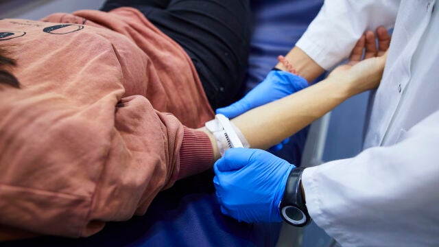 Una donante se prepara para donar sangre en un dispositivo de Cruz Roja