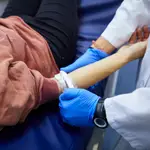 Una donante se prepara para donar sangre en un dispositivo de Cruz Roja